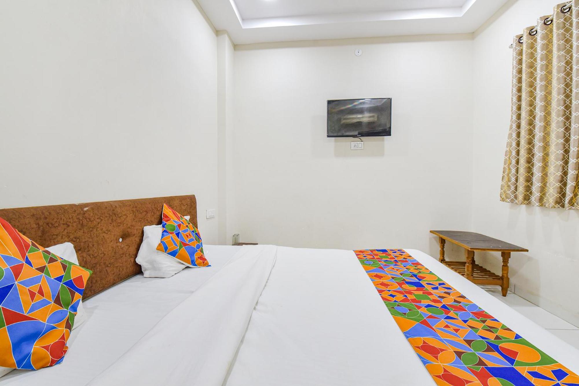Fabexpress Devani Palace Ujjain Eksteriør bilde